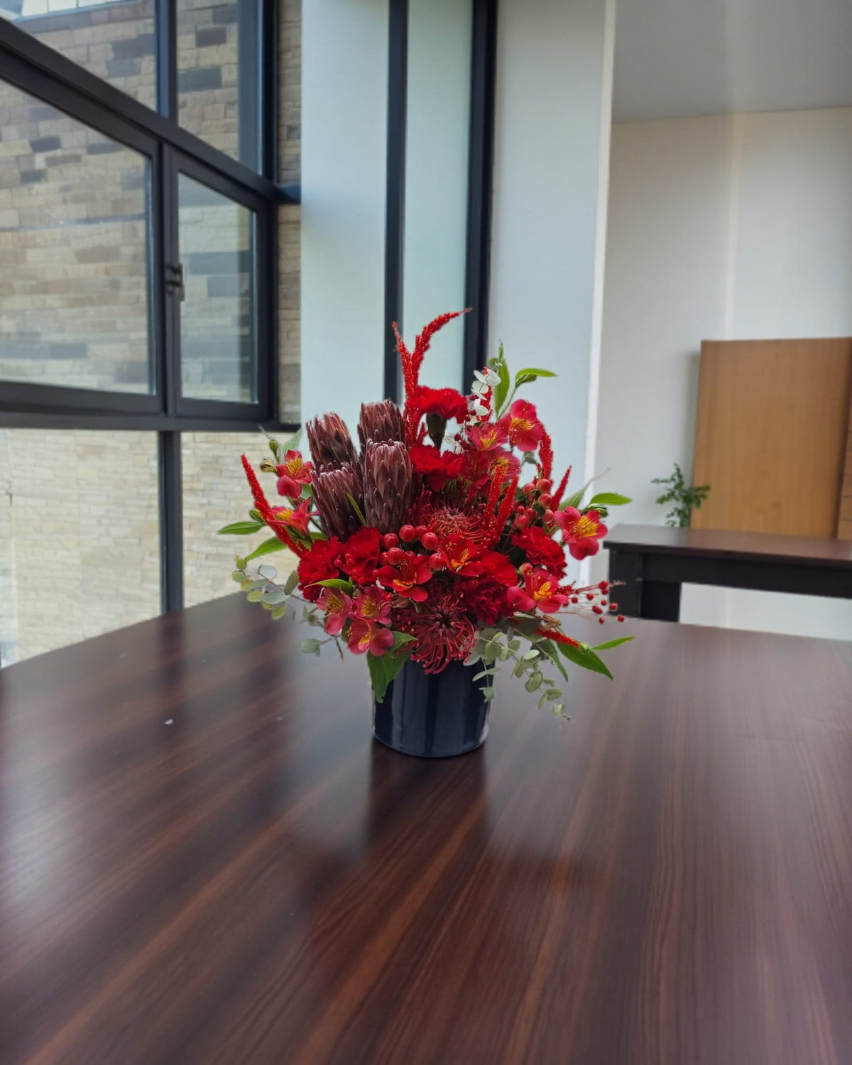 Crimson Flame  Kırmızı Alev Saksı Aranjmanı