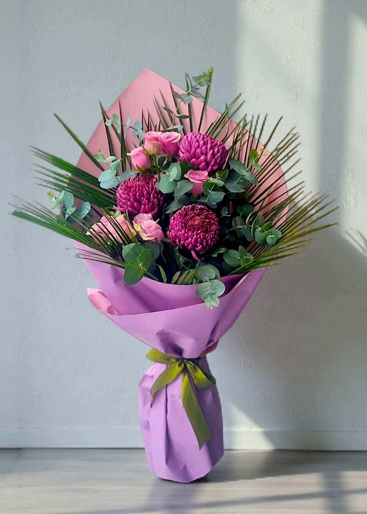 Berry Bloom Elegance Burgundy Anastasia & Pembe Gül Buketi yak?n çekim – çiçek sipari?i Ankara
