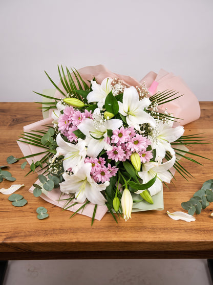 White Blossom Majesty  Lilyum ve Krizantem Buketi