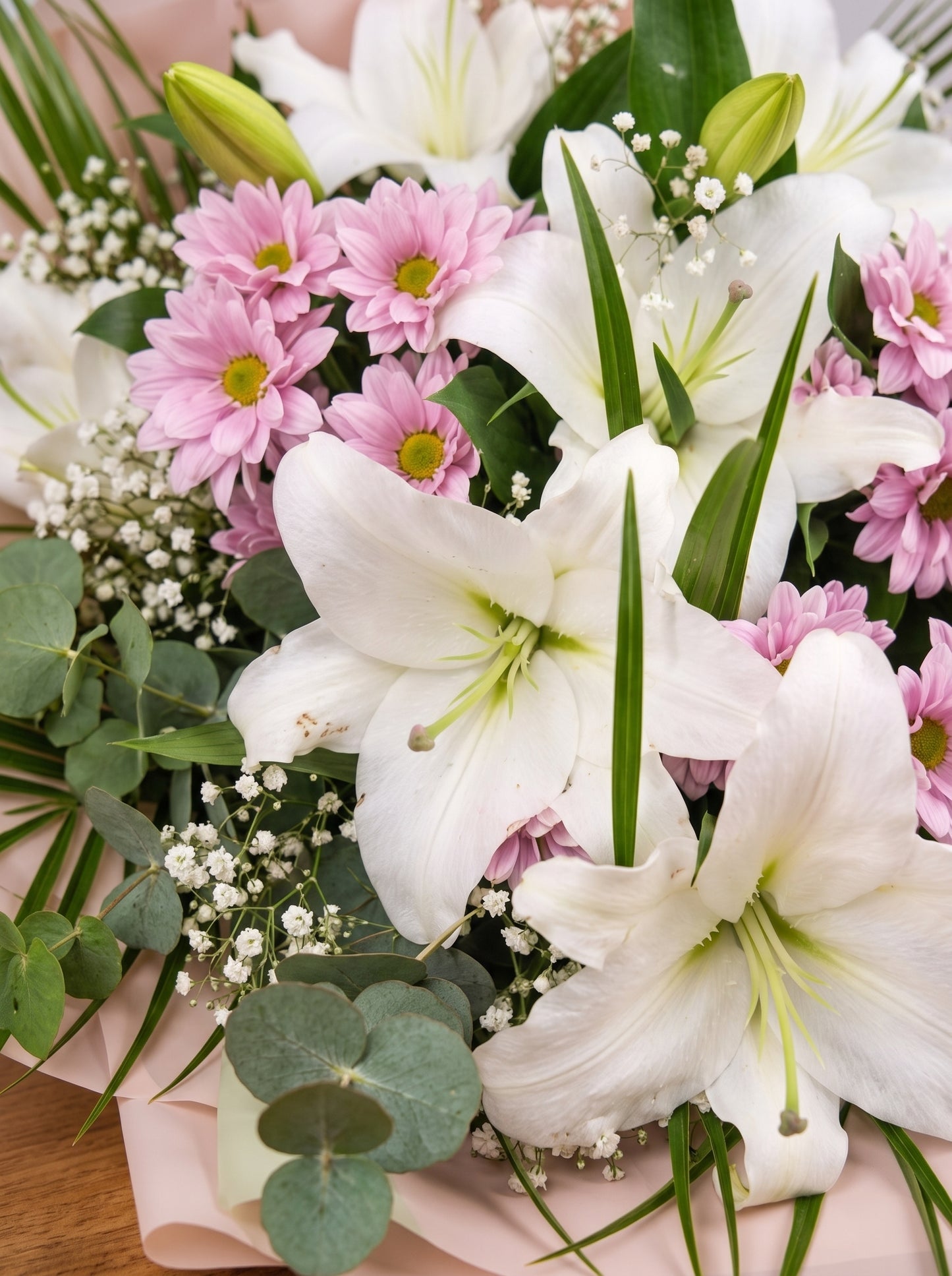 White Blossom Majesty  Lilyum ve Krizantem Buketi