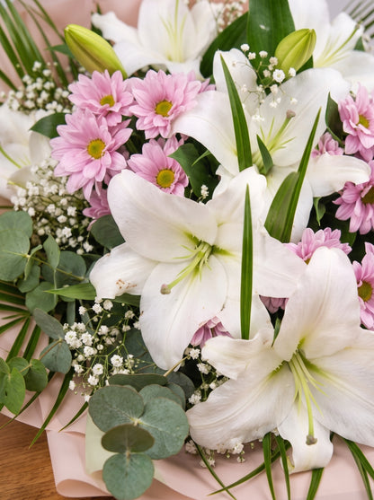 White Blossom Majesty  Lilyum ve Krizantem Buketi