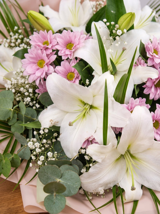 White Blossom Majesty  Lilyum ve Krizantem Buketi