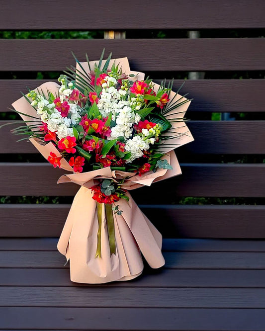 Scarlet Harmony Alstromeria & Şebboy Buketi