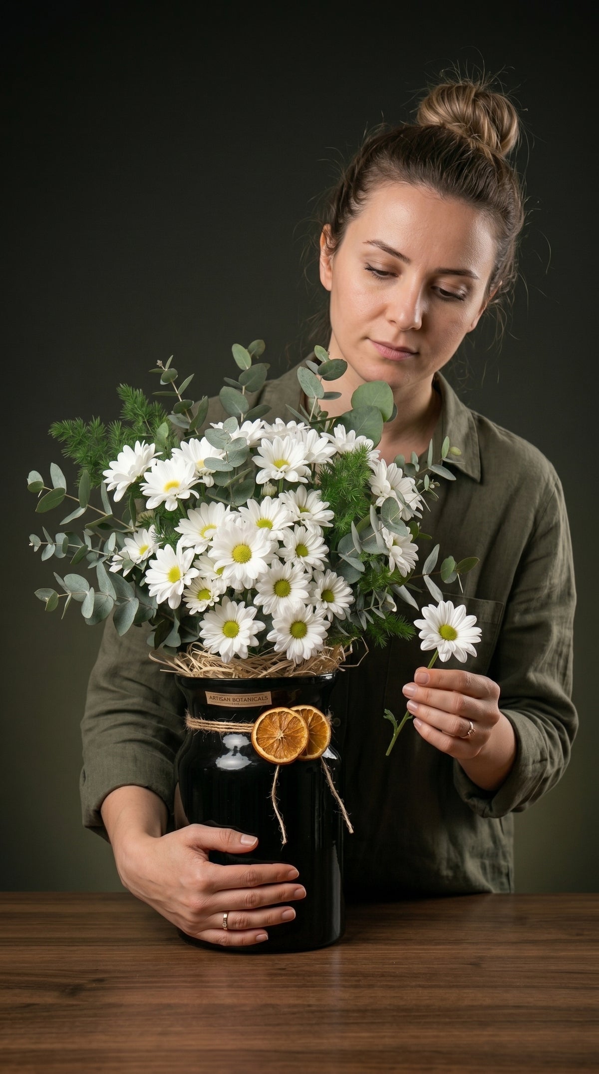 Midnight Daisy Elegance  Cam Vazoda Beyaz Papatya Zarafeti