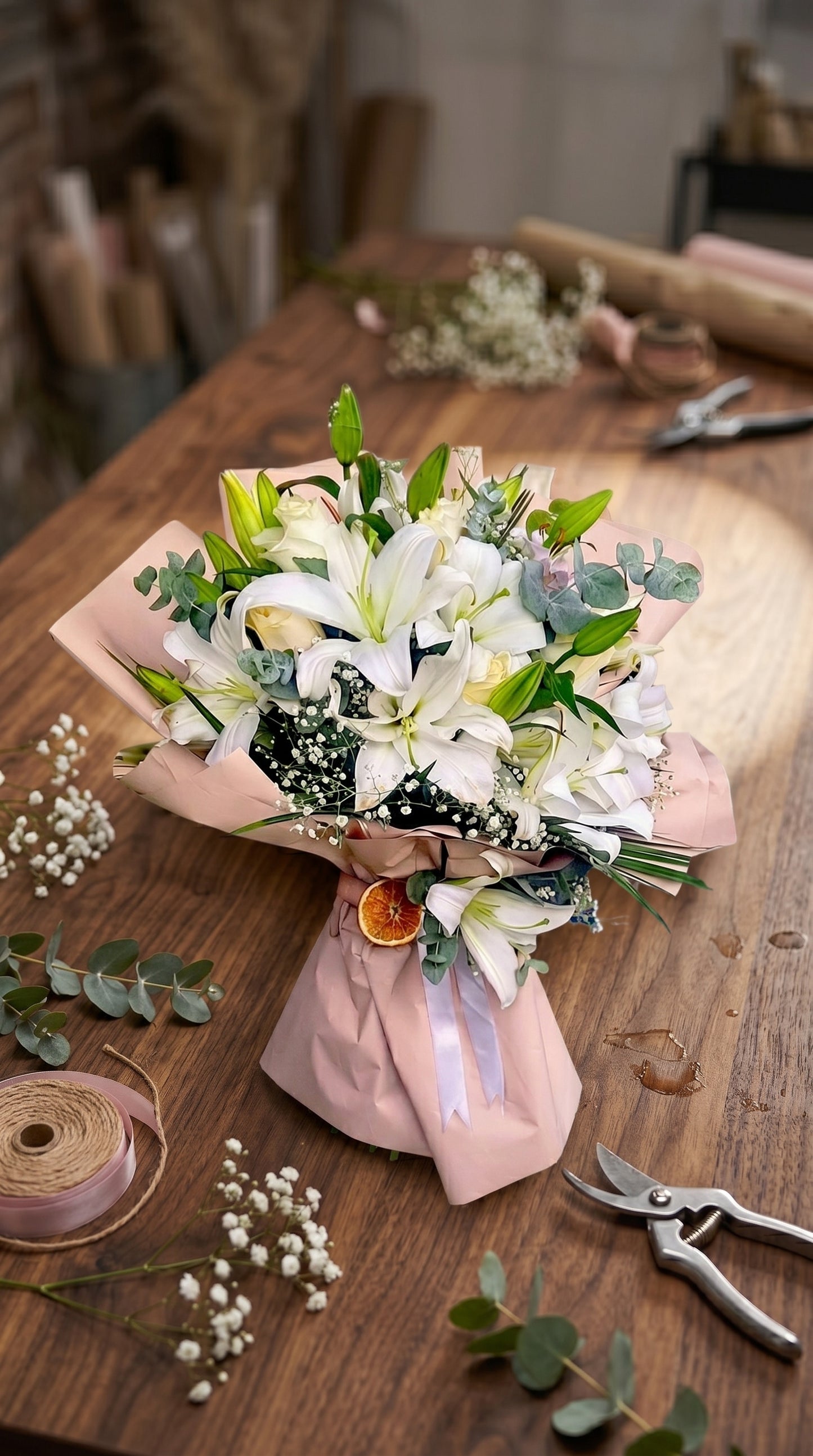 White Elegance Lilyum & Beyaz Gül Buketi