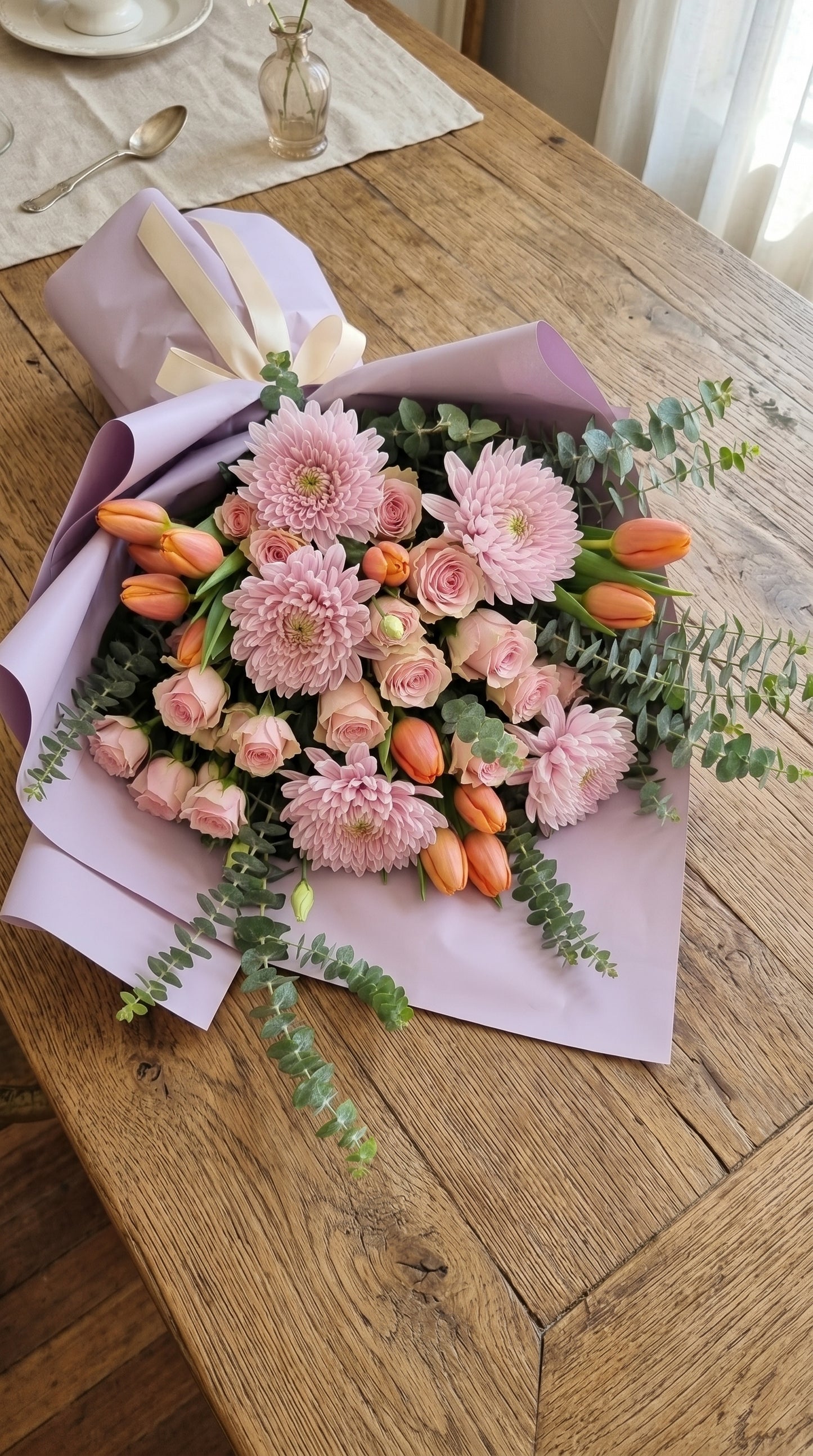 Pembe lale & gül buketi ah?ap masa üstü – Ankara çiçekçi ayn? gün teslim