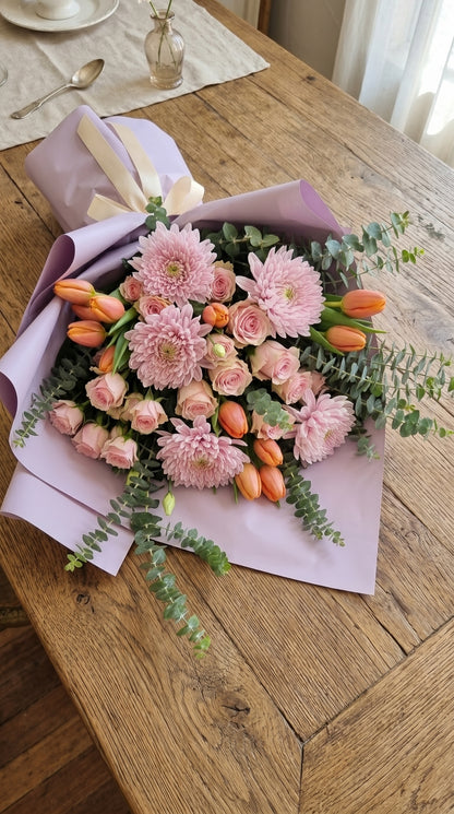 Pembe lale & gül buketi ah?ap masa üstü – Ankara çiçekçi ayn? gün teslim