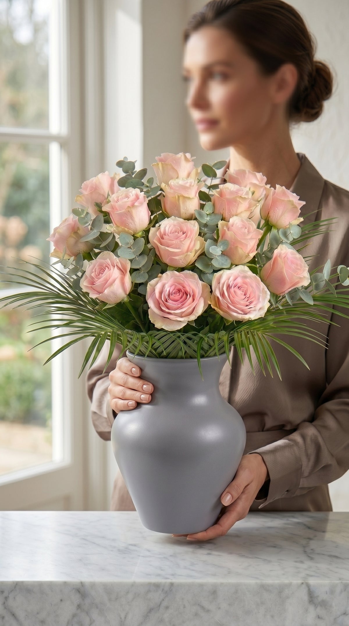 Blush Pearl Elegance Cam Vazoda Pastel Pembe Gül Aranjmanı