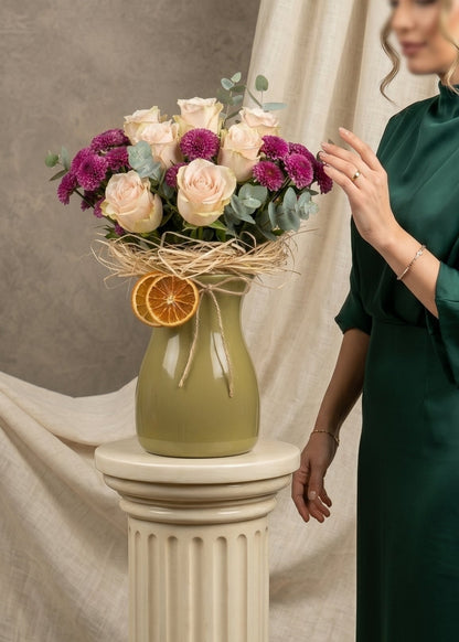 Velvet Bloom Elegance  Vazoda Gül & Krizantem Doğal Zarafet Aranjmanı