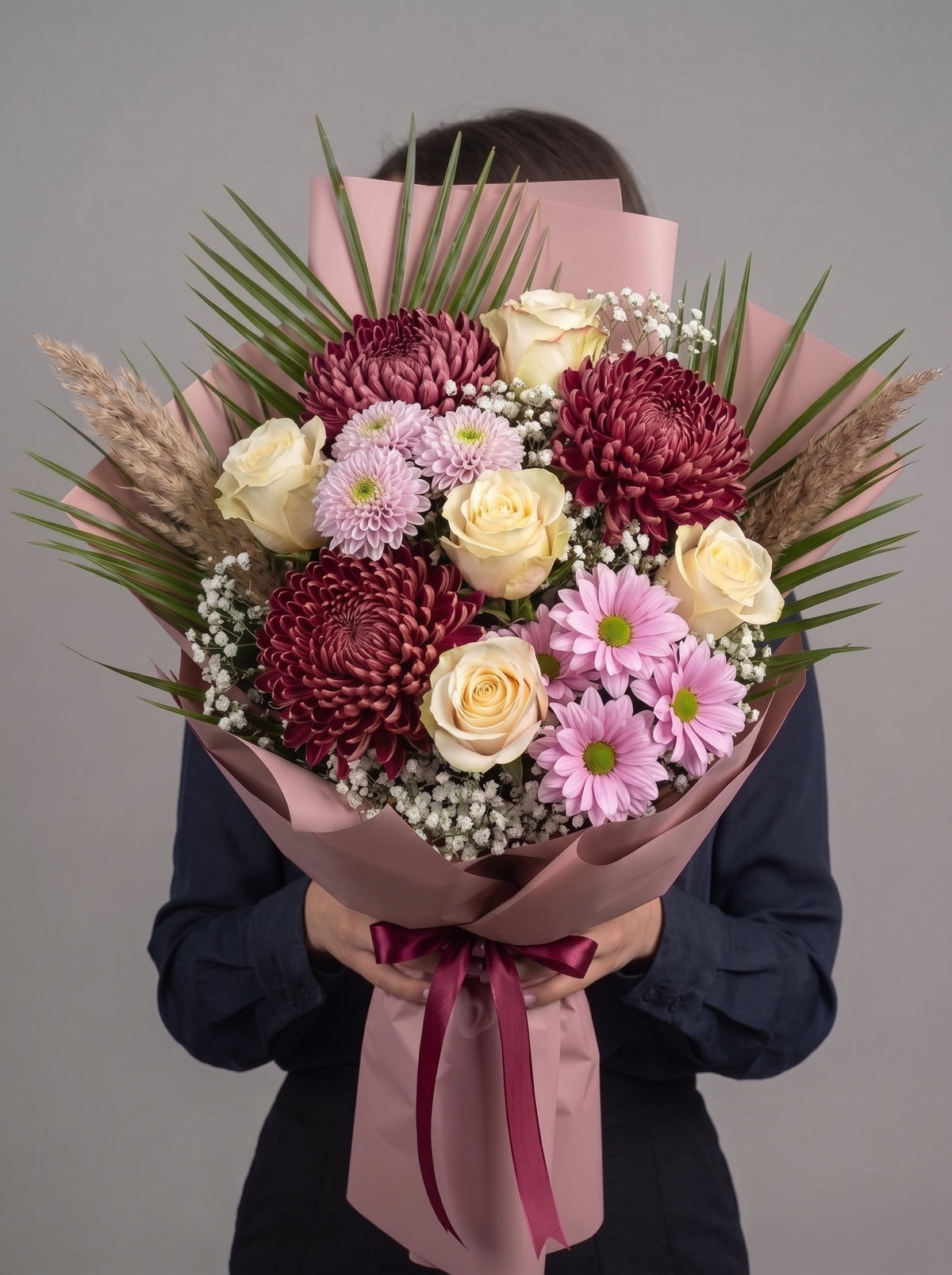 Burgundy Blush Harmony  Anastasia, Beyaz Gül ve Pembe Krizantem Buketi