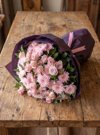 Royal Pink Harmony  Sprey Gül ve Pembe Krizantem Buketi