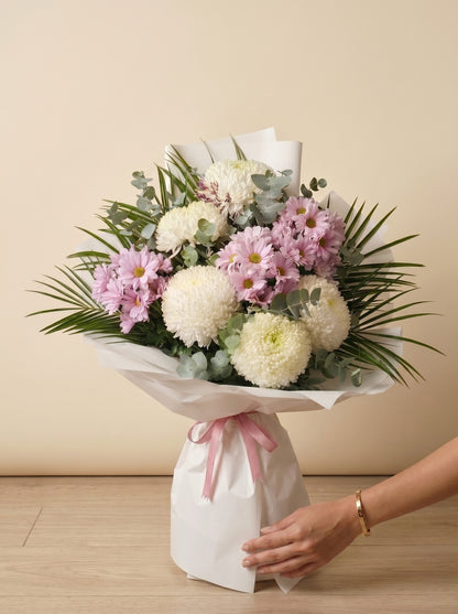 Pure Blush Serenity  Anastasia Krizantem ve Papatya Buketi
